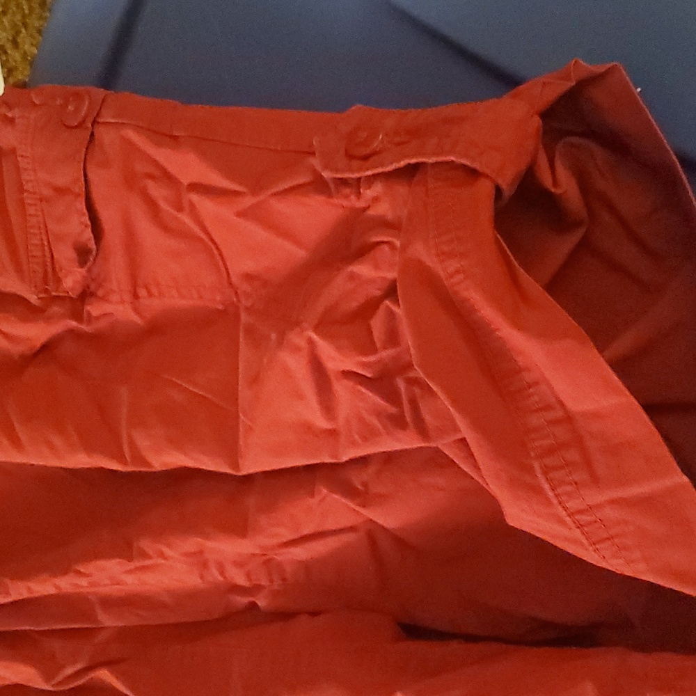 Red capris - Picture 9 of 10